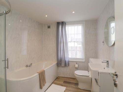Un baño con bañera, inodoro y lavabo. en The Hame, en Monmouth