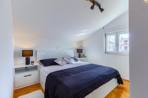 Giường trong phòng chung tại OMIŠ WIND ROSE Apartment