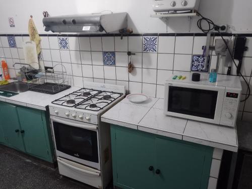 戈多伊克魯斯的住宿－Pasteur B&B，厨房配有炉灶和微波炉。
