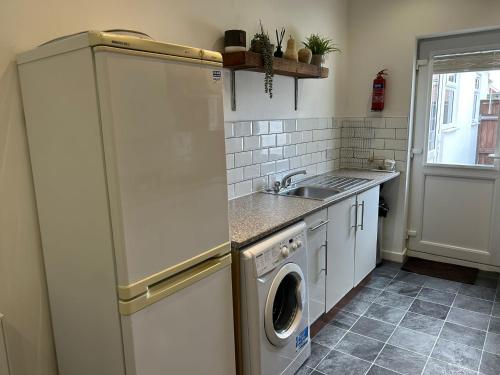 Dapur atau dapur kecil di Light And Spacious Highcross Apartment