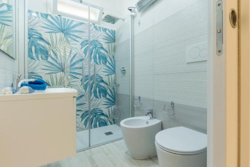 ein Bad mit einem WC, einem Waschbecken und einer Dusche in der Unterkunft 1 - Villa Is Orrosas - Apartments 1 - Sa Crai Apartments Sardinian Experience in Lotzorai