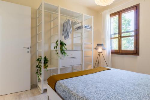 ein Schlafzimmer mit einem Bett, einer Kommode und einem Fenster in der Unterkunft 1 - Villa Is Orrosas - Apartments 1 - Sa Crai Apartments Sardinian Experience in Lotzorai
