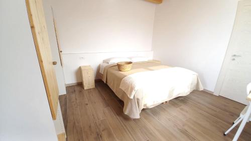 una camera da letto con un letto e un cesto di Agriturismo Verdecielo a Padova