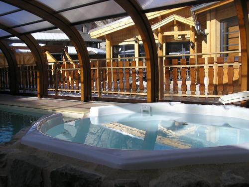 Πισίνα στο ή κοντά στο Logis Hôtel & Spa Les Autanes