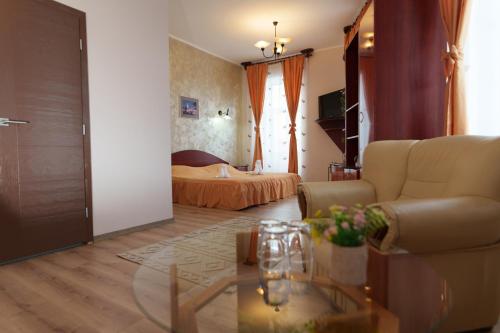 ein Wohnzimmer mit einem Sofa und einem Tisch in der Unterkunft Hotel Rubin*** in Gheorgheni