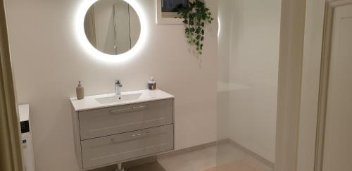 Semesterhus Kymbo Jungfrugården 2にあるバスルーム