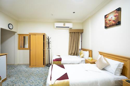 Łóżko lub łóżka w pokoju w obiekcie فندق الفنار العزيزية