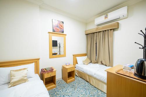 Ein Bett oder Betten in einem Zimmer der Unterkunft فندق الفنار العزيزية