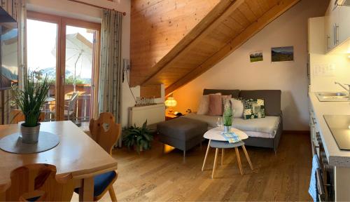 un soggiorno con divano e tavolo di Gästehaus Felder a Hirschegg