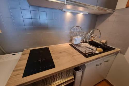 - une cuisine avec un comptoir en bois et un évier dans l'établissement Studio of 30m with nice view on the sea, à Six-Fours-les-Plages