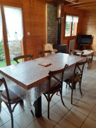 een eetkamer met een grote tafel en stoelen bij chalet des Greunnouilles in Xonrupt-Longemer