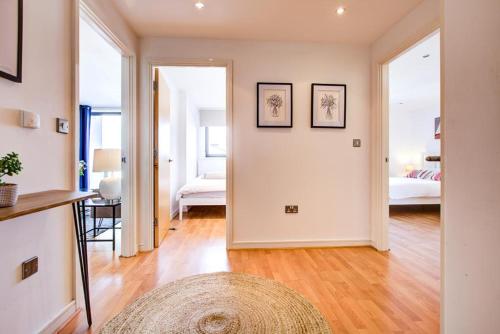 un corridoio con soggiorno e camera da letto di Stylish 2 Bedroom Apartment on the Waterfront a Ipswich