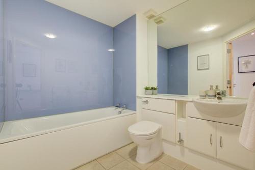 イプスウィッチにあるStylish 2 Bedroom Apartment on the Waterfrontのバスルーム(白いトイレ、シンク付)