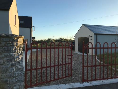 uma cerca de metal vermelho em frente a um edifício em Maytown Villa em Tagoat