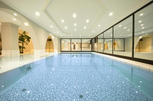 an empty swimming pool in a building at Das Kronberg - Adults Only Hotel in Bodenmais