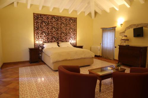 Schlafzimmer mit einem Bett, einem Tisch und Stühlen in der Unterkunft Scardalano Resort in Morcone