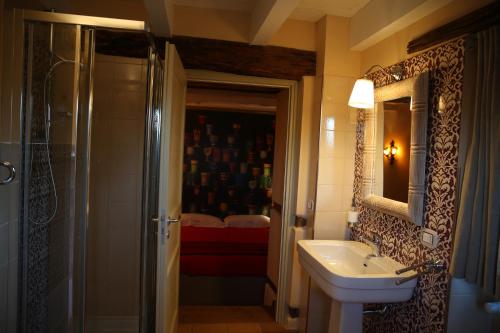 W łazience znajduje się umywalka, prysznic i lustro. w obiekcie Scardalano Resort w mieście Morcone