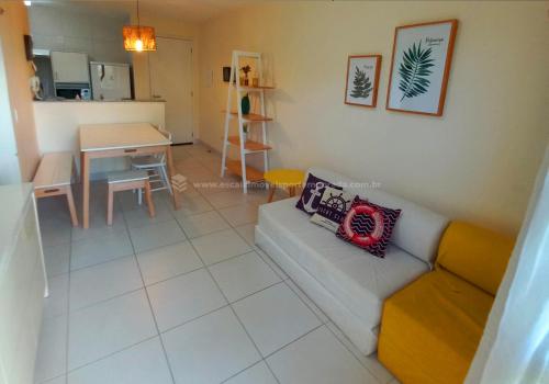 Escala VG Sun Cumbuco في كومبوكو: غرفة معيشة مع أريكة وطاولة