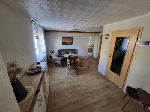 een keuken en een woonkamer met een tafel en stoelen bij Ferienwohnung Haus Luzia in Düngenheim