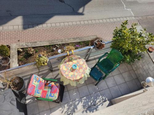 an overhead view of a table with an umbrella at Ferienwohnung Haus Luzia in Düngenheim