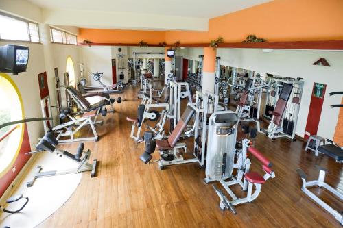 Fitness centrum a/nebo fitness zařízení v ubytování Golf Course Hotel