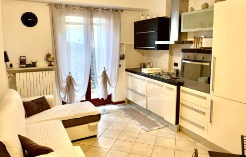 een keuken met een bank en een fornuis top oven bij Top Apartment in Beccacivetta