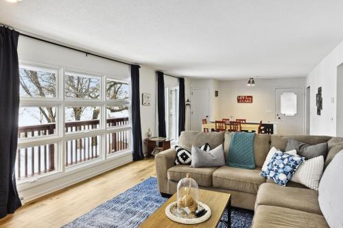 un soggiorno con divano e tavolo di Private Lake Cottage - Spacious and Updated ad Annandale