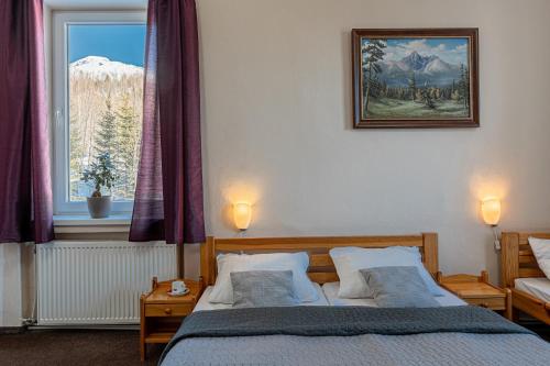 sypialnia z łóżkiem i oknem w obiekcie Penzión Poľana w mieście Vysoke Tatry - Horny Smokovec