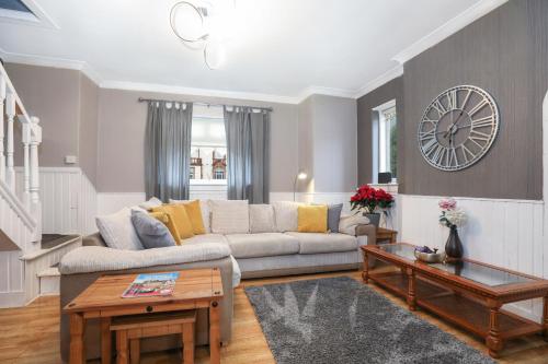 uma sala de estar com um sofá e uma mesa em Beautiful Rooms in Edinburgh Cottage Guest House - Free Parking em Edimburgo