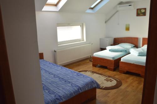 mały pokój z 2 łóżkami i oknem w obiekcie Motel Buti w mieście Syhot Marmaroski
