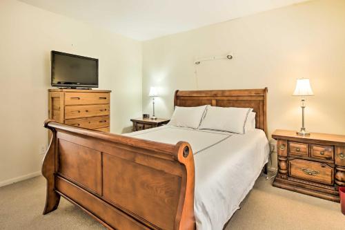 ein Schlafzimmer mit einem Bett, einem TV und einer Kommode in der Unterkunft Relaxing Catskills Apt Less Than 3 Mi to Windham Mountain! in Windham