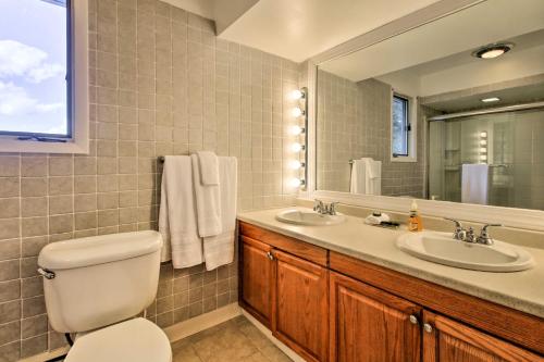La salle de bains est pourvue de toilettes, de 2 lavabos et d'un miroir. dans l'établissement Relaxing Catskills Apt Less Than 3 Mi to Windham Mountain!, à Windham