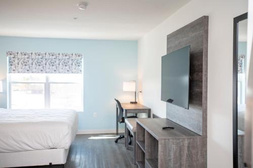 um quarto de hotel com uma cama e uma televisão em THE NEST em Greenfield