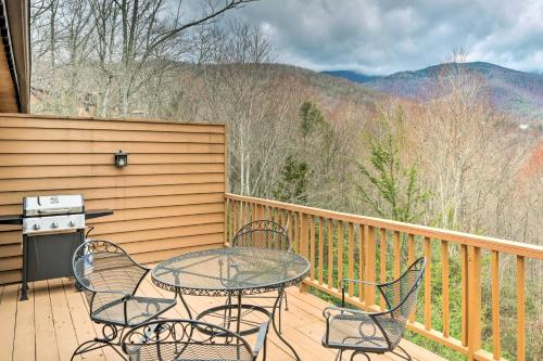 En balkong eller terrasse på Cozy Blue Ridge Mtn Cabin with Mountain Views!