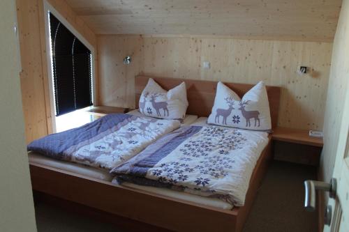 a bedroom with two beds and a window at Klippitzhimmel in Klippitztorl