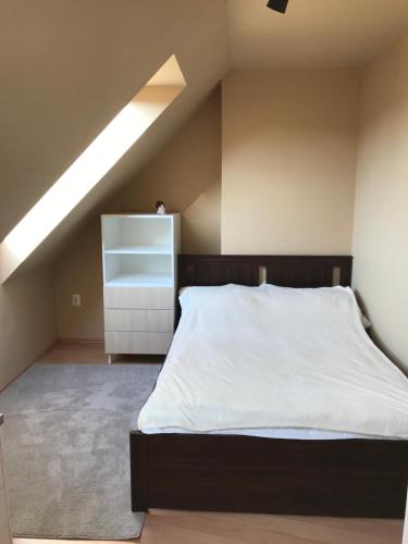 um quarto com uma cama grande num sótão em Sun City Relax - Szeged em Szeged