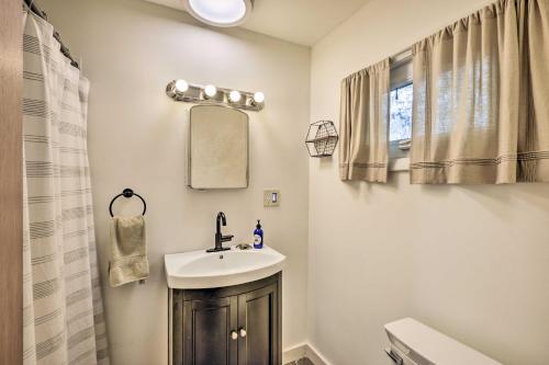 La salle de bains est pourvue d'un lavabo et de toilettes. dans l'établissement Henderson Harbor Cottage with Lake Access!, à Sackets Harbor