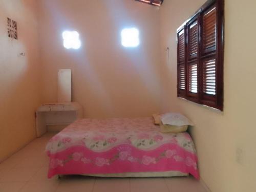 Tempat tidur dalam kamar di Casa na Praia de Águas belas!