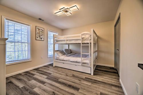 Giường trong phòng chung tại Movie Room, Hot Tub Pocono Vacation Rental!