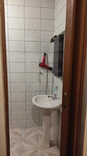 uma casa de banho com um lavatório branco e um espelho. em Angra dos Reis, Bonfim Cond Refúgio do Corsário em Angra dos Reis