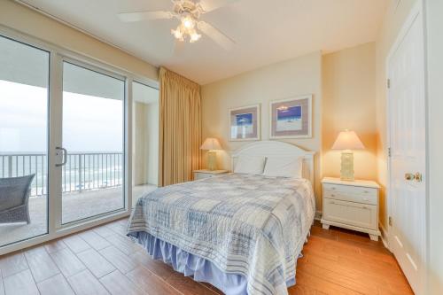 1 dormitorio con 1 cama y balcón en Ocean Villa 406, en Panama City Beach