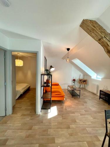 - une chambre avec un lit orange dans l'établissement Appartement Cosy Hyper centre WIFI, à Rodez
