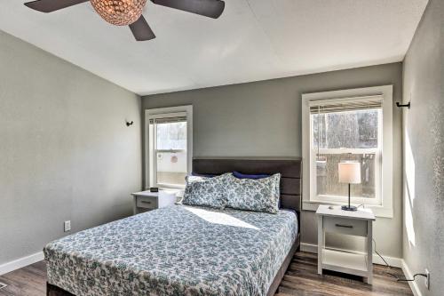 Un dormitorio con una cama y dos ventanas. en Pet-Friendly Flemington Home with Lake Access!, en Galmey