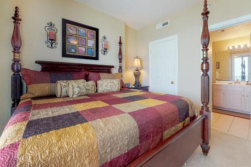 1 dormitorio con 1 cama grande y baño en Ocean Villa 706 en Panama City Beach