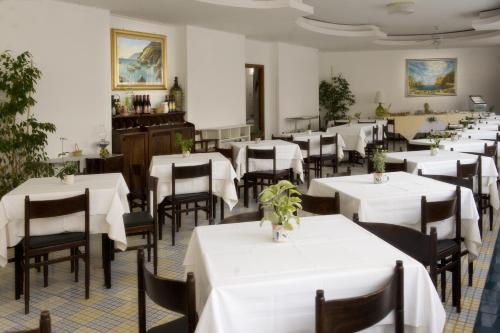Hotel Torre Di Milo tesisinde bir restoran veya yemek mekanı