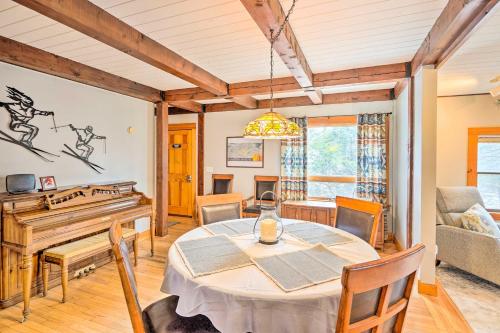 Ruang duduk di Berkshires Getaway Less Than 1 Mi Skiing and Hiking!
