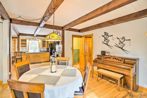Gambar di galeri bagi Berkshires Getaway Less Than 1 Mi Skiing and Hiking! di Shelburne Falls