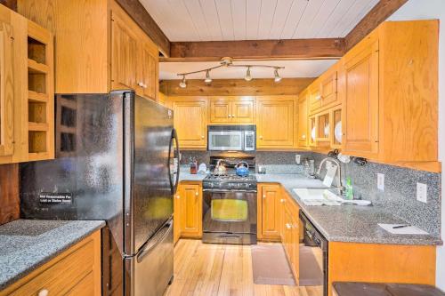 Dapur atau dapur kecil di Berkshires Getaway Less Than 1 Mi Skiing and Hiking!