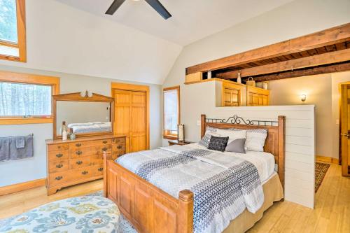Katil atau katil-katil dalam bilik di Berkshires Getaway Less Than 1 Mi Skiing and Hiking!
