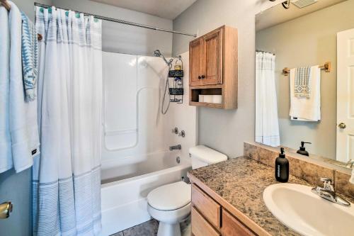 een badkamer met een wastafel, een toilet en een douche bij Incredible Log Home 1 Mile From Lake Tenkiller in Vian